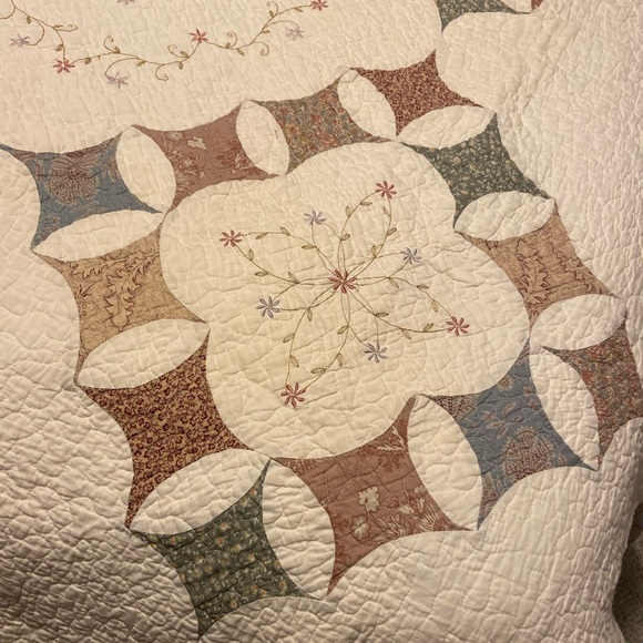 Home Classics Queen Size Quilted Coverlet and Matching Pillow Shams - Picture 7 of 13